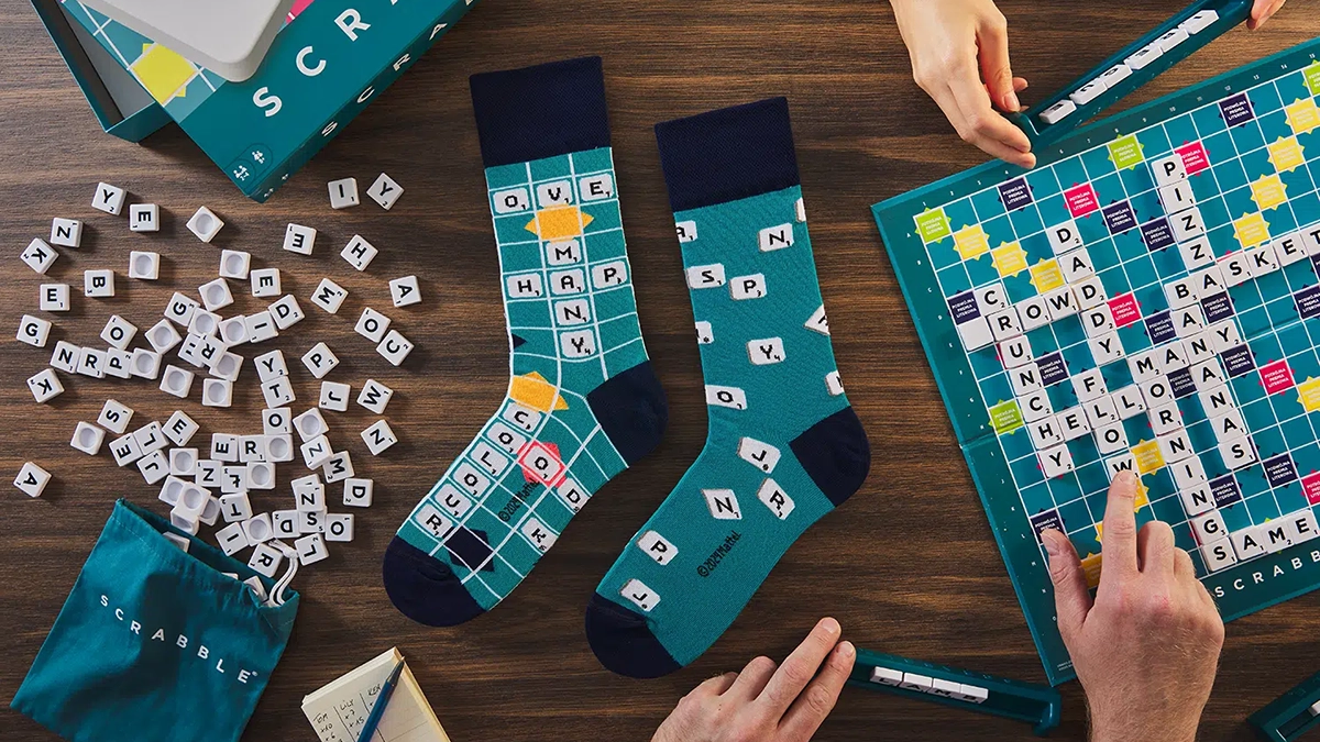 Asymetryczne skarpetki Many Mornigns - Scrabble